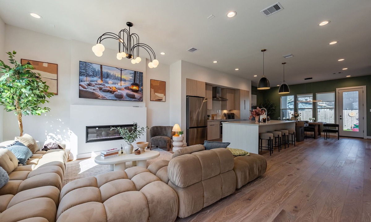 Greater East End House | Downtown Retreat: Pool Mini Golf BBQ ‖ Mins to GRB Conv, WBC, UH & Rice Grad