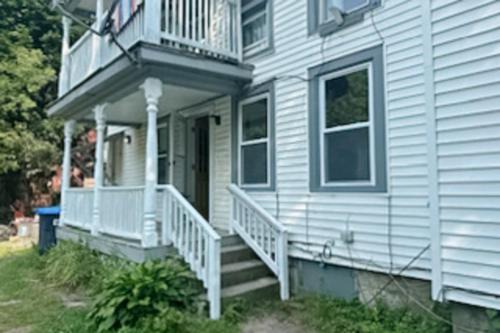 Rutland Apartment | Downtown Rut Vegas Pad