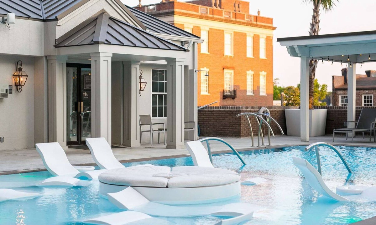 Historic Downtown Savannah Hotel | Downtown Savannah | Rooftop Pool + On-Site Bar