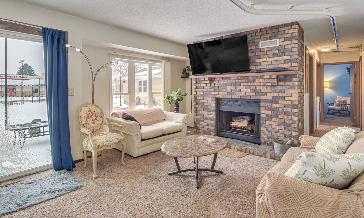 Siren House | Downtown Siren Home! Walk to Bars, Lakes & Shops