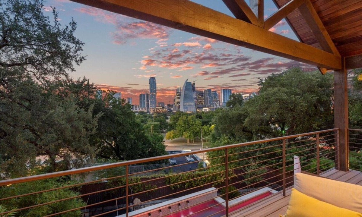 Bouldin House | Downtown, sleeps 24, 2 pools, spas, game room, gym