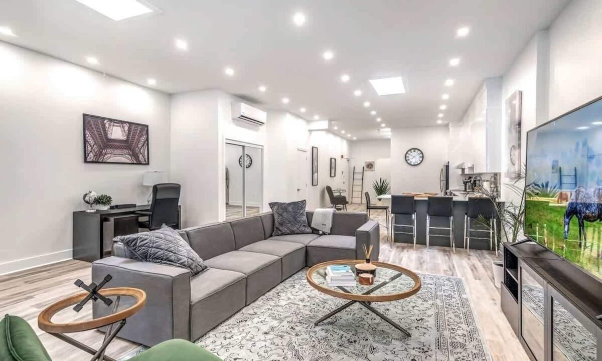 Downtown Montreal Apartment | Downtown| Spacious 5 Beds |5 min Bell Centre