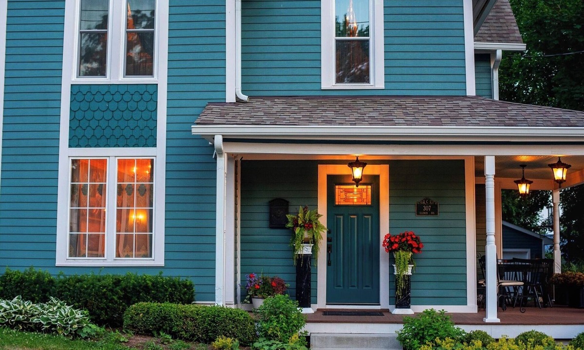 St. Charles House | Downtown St. Charles: Walk to Bars & Restaurants