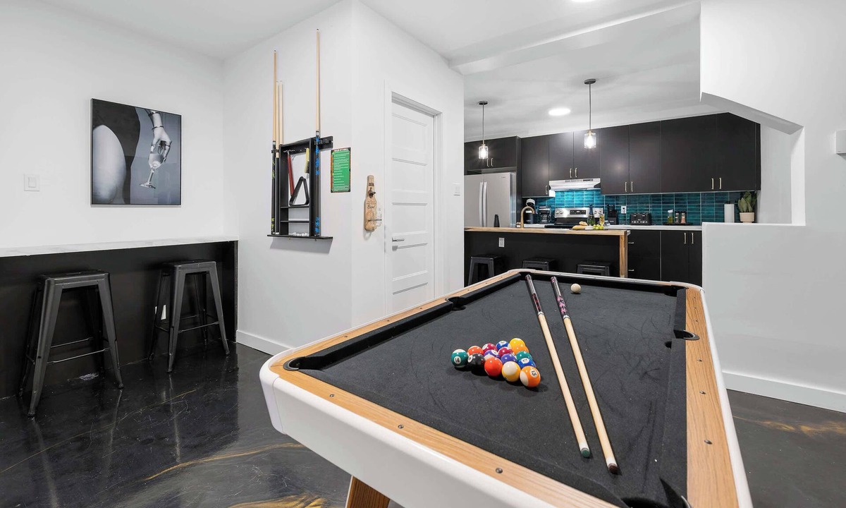 Haute-Ville Apartment | Downtown Stay | 2 free parking | AC | 10 Guests