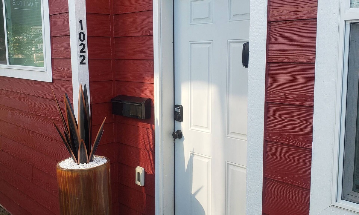 Roseburg House | Downtown Stay at the Red Tiny Twin!