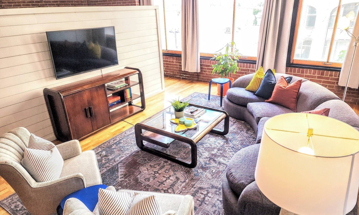 Downtown West Apartment | Downtown STL Loft Sleeps 8 + Parking + W/D + Pets