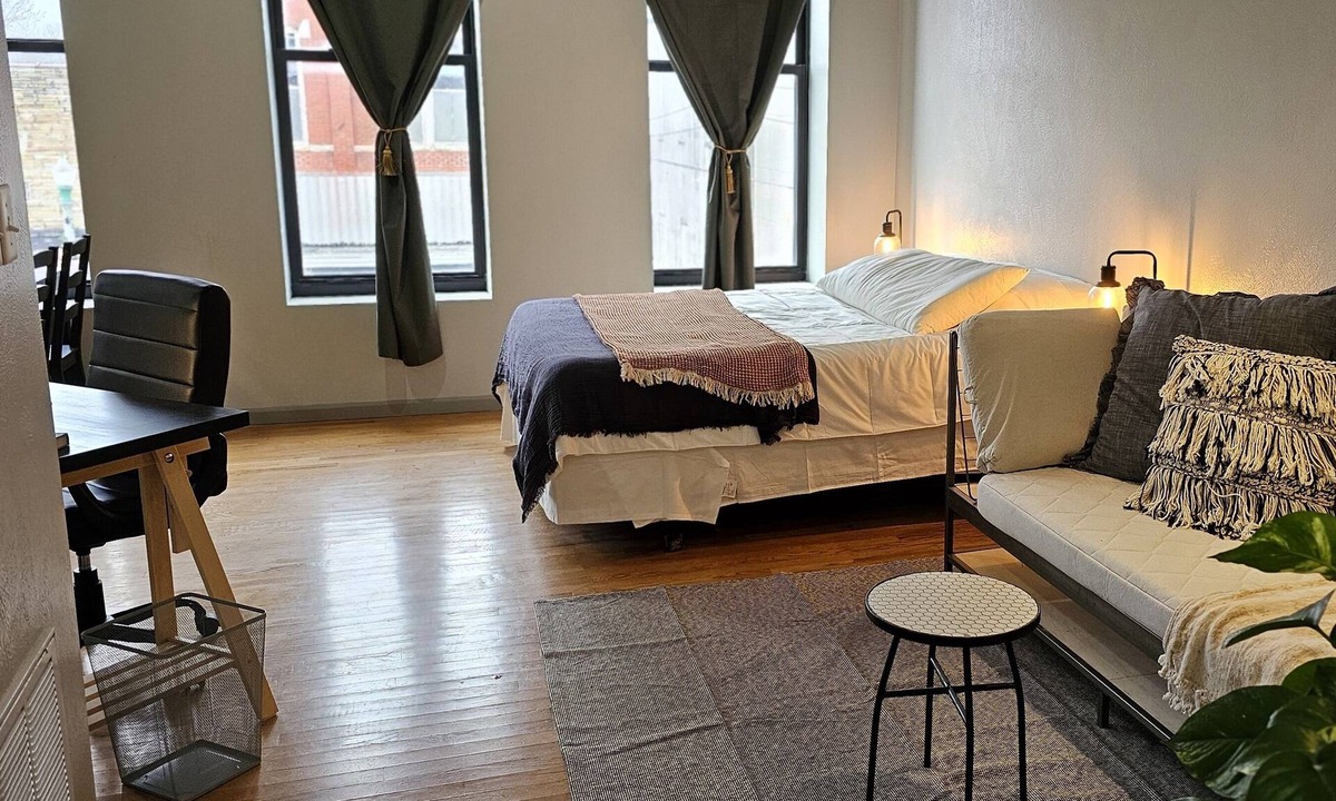 Aurora Apartment | Downtown Studio 201