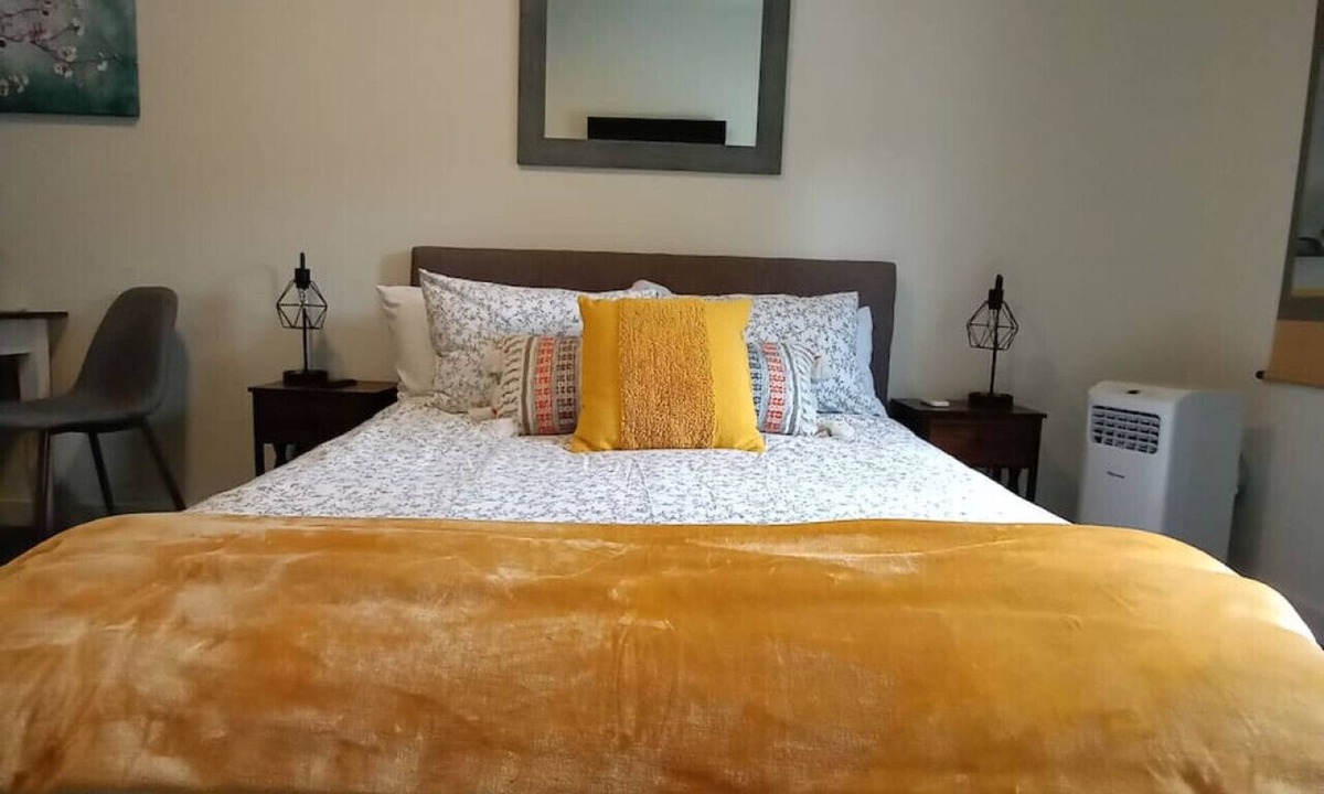 Moscow Apartment | Downtown Studio - Mustard