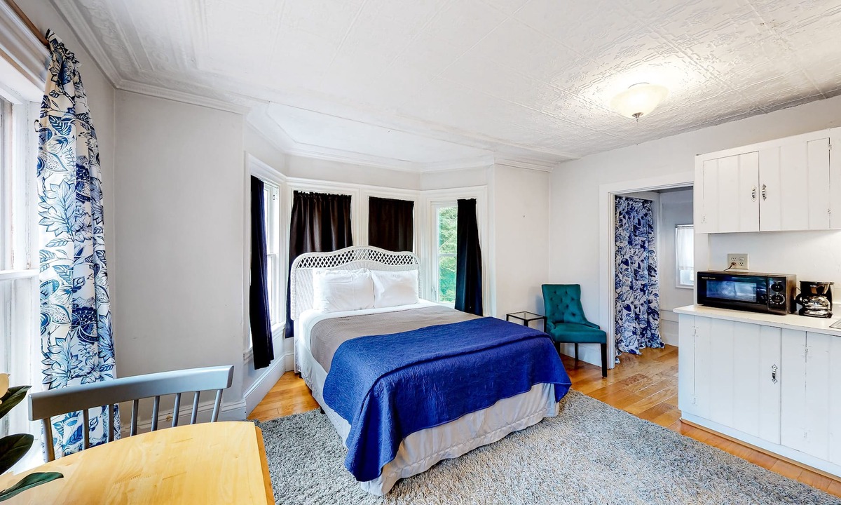 Castine Apartment | Downtown Studio w/Full Kitchen & Shared Porch - Walk Everywhere in Town