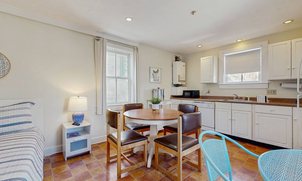 Commercial Street House | Downtown studio w/full kitchen - walk to Bay and shops!