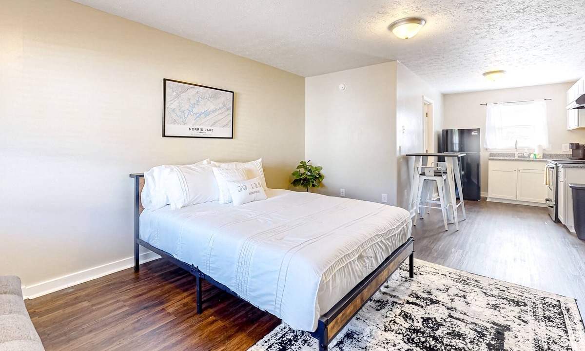 La Follette Apartment | Downtown studio with full kitchen, firepit, BBQ area, fast WiFi, streaming