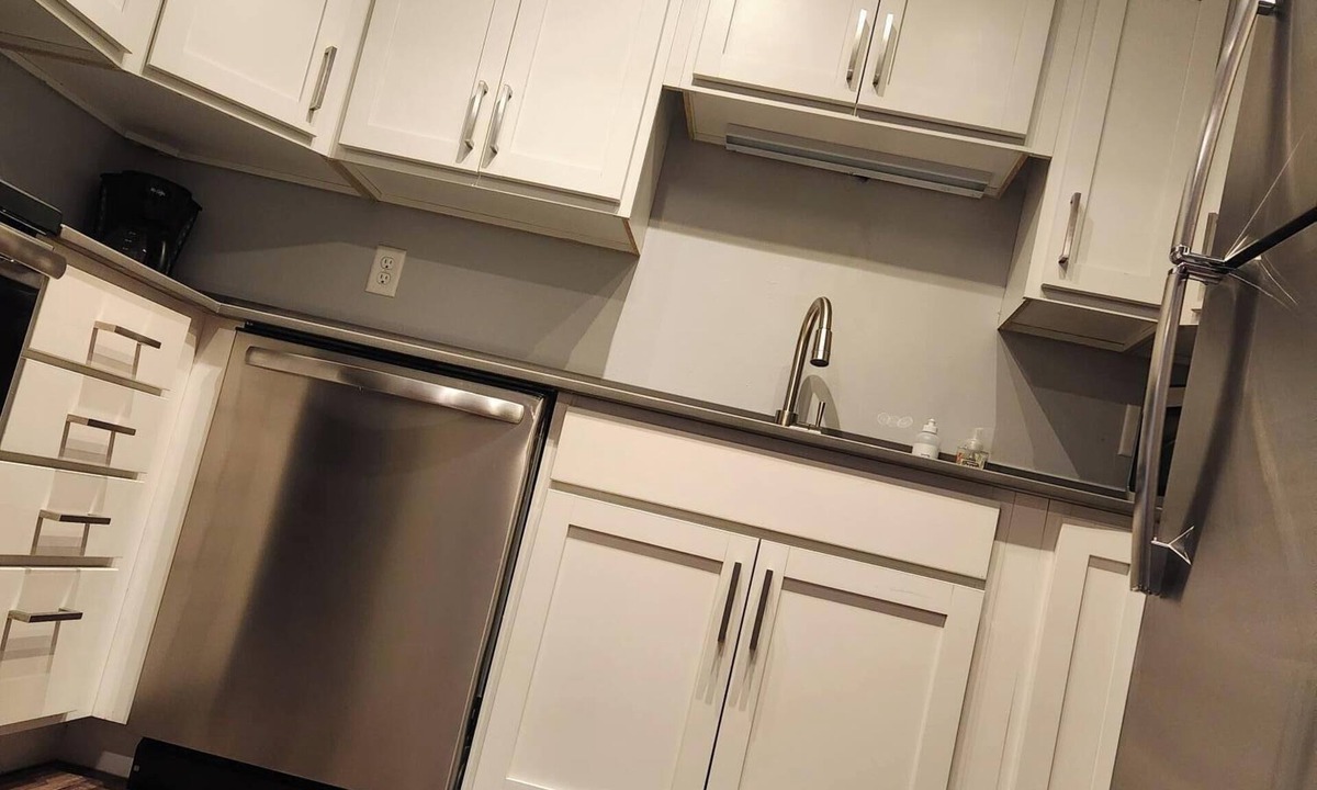 Elliot Park Apartment | Downtown Suite Living!