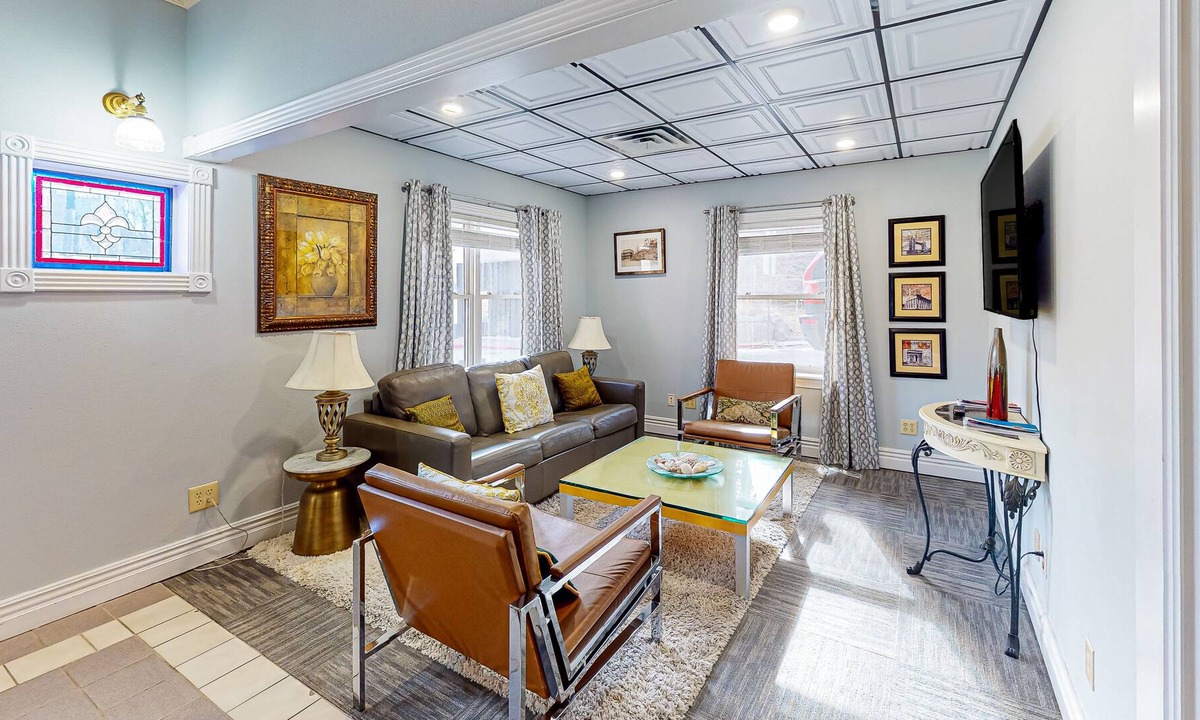 Eureka Springs Historic District Villa | Downtown suite with central air conditioning, WiFi - near everything