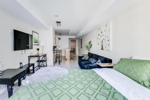 Fort York Apartment | Downtown Toronto Condo Suite Near Waterfront - Free Parking & Transit Nearby