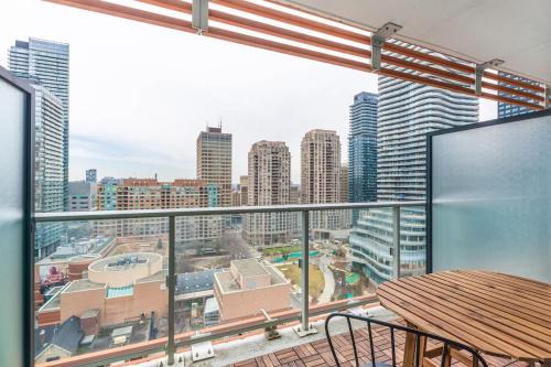 Church and Wellesley House | Downtown Toronto Studio with Balcony & Fast WiFi