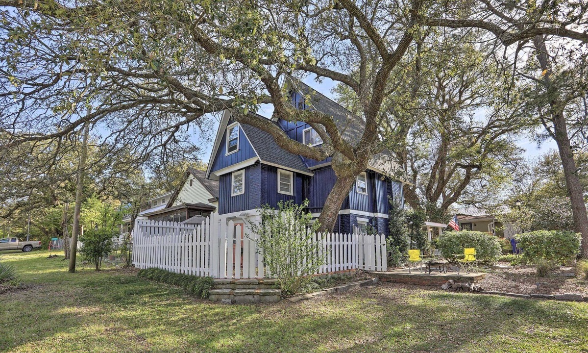Southport House | Downtown Treehouse Cottage~Pet Friendly~Walk to Shops Dining & Waterfront