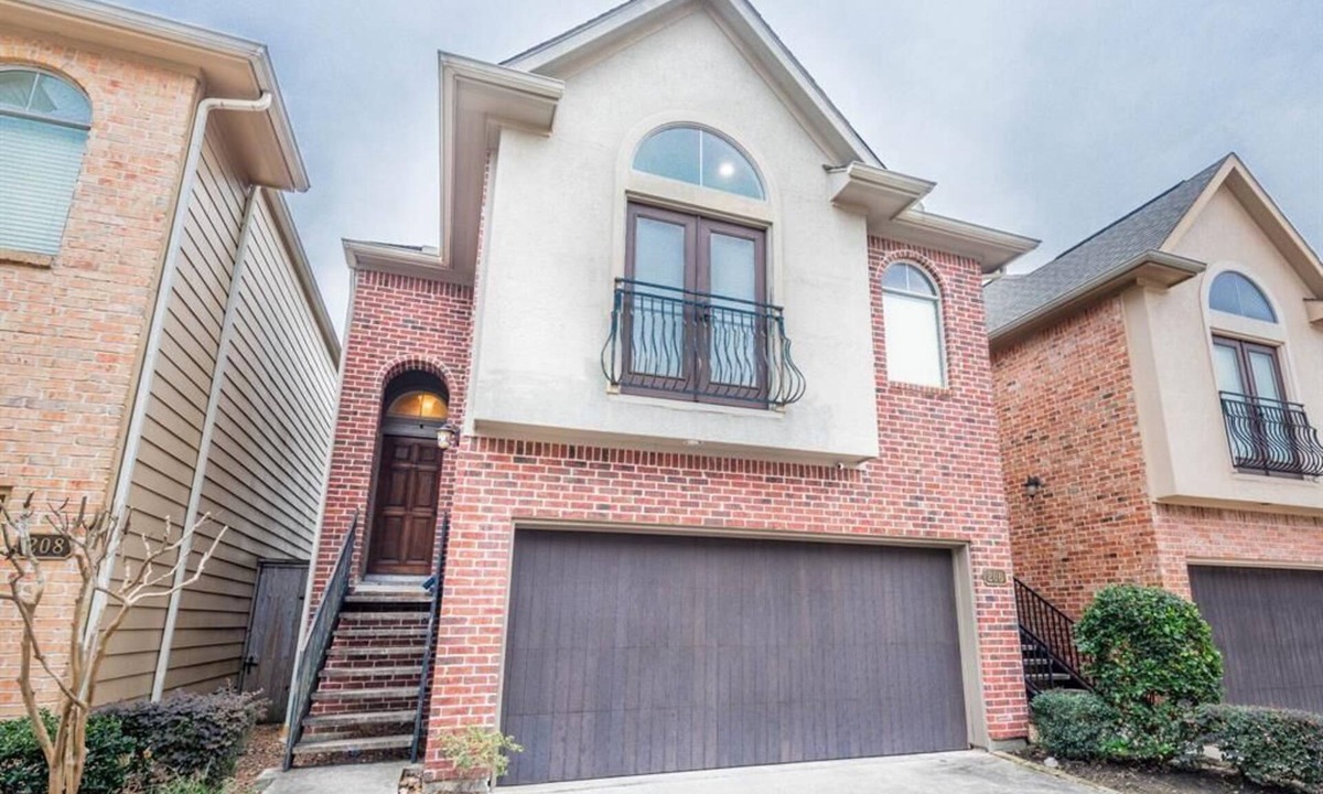 Northside House | Downtown Upscale Town Home. Private Pool & Jacuzzi