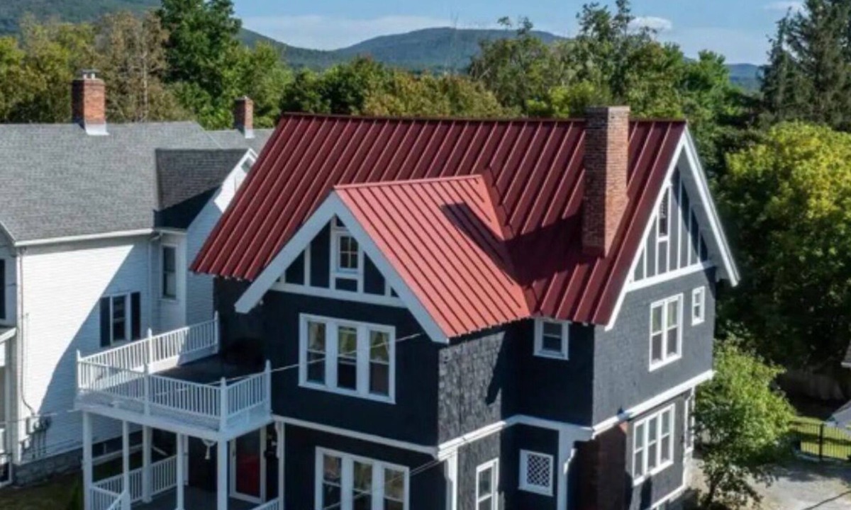 East Haven  Rutland County House | Downtown Victorian Home. Close to hiking, lakes, ski. Dog-Friendly!