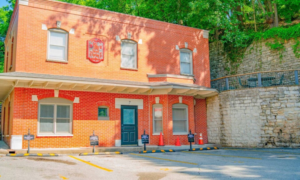 Eureka Springs Historic District Apartment | Downtown Villa 2 at Sweet Spring Wifi Free Parking