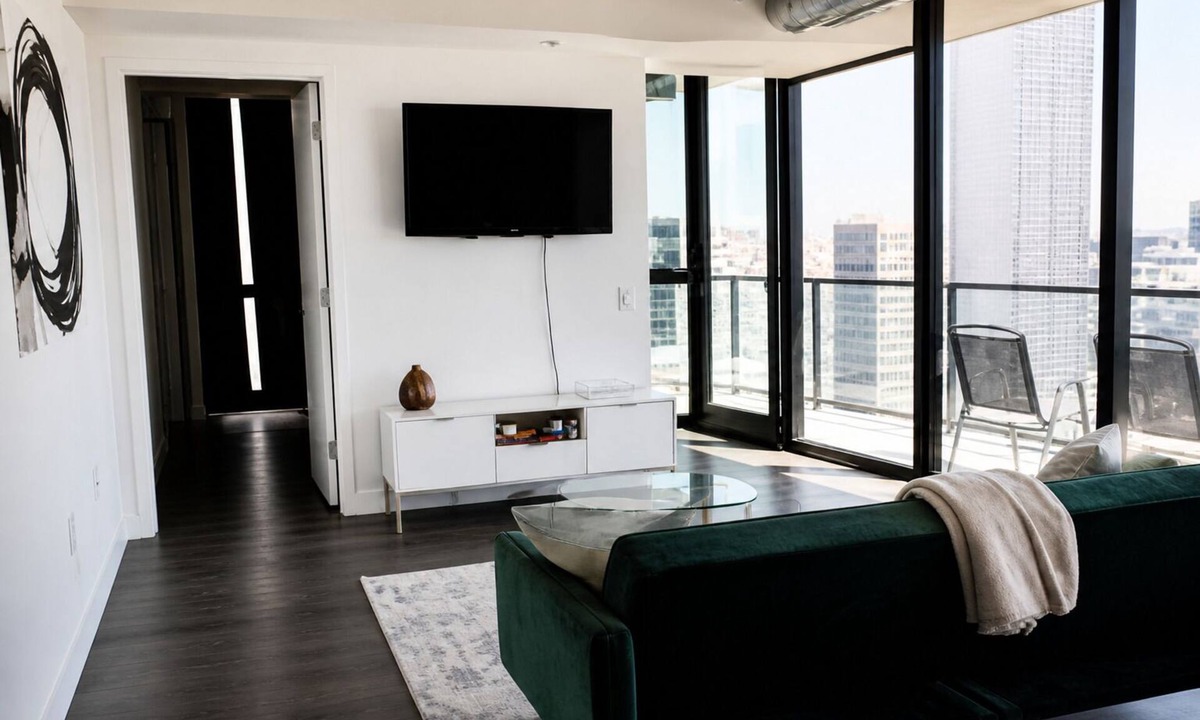 Downtown Winnipeg Apartment | Downtown Winnipeg - 2BR High-Rise w/Parking & Gym