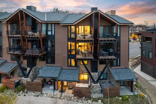 Winter Park House | Downtown WP River Front Villa 244 I Private Hot Tub I Great Views I Activity Program
