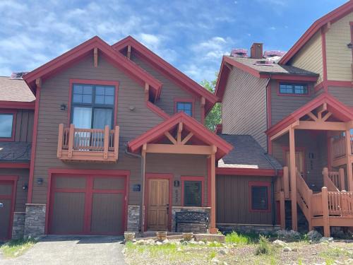 Bear Crossing House | Downtown WP Villa 835 I Private Hot Tub I Great Views I Activity Program
