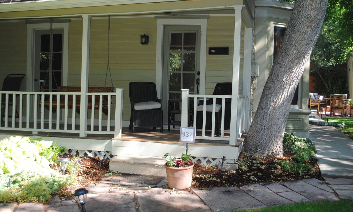 Mapleton Hill Condo | DOWNTOWNS BEST LOCATION Pied-à-terre