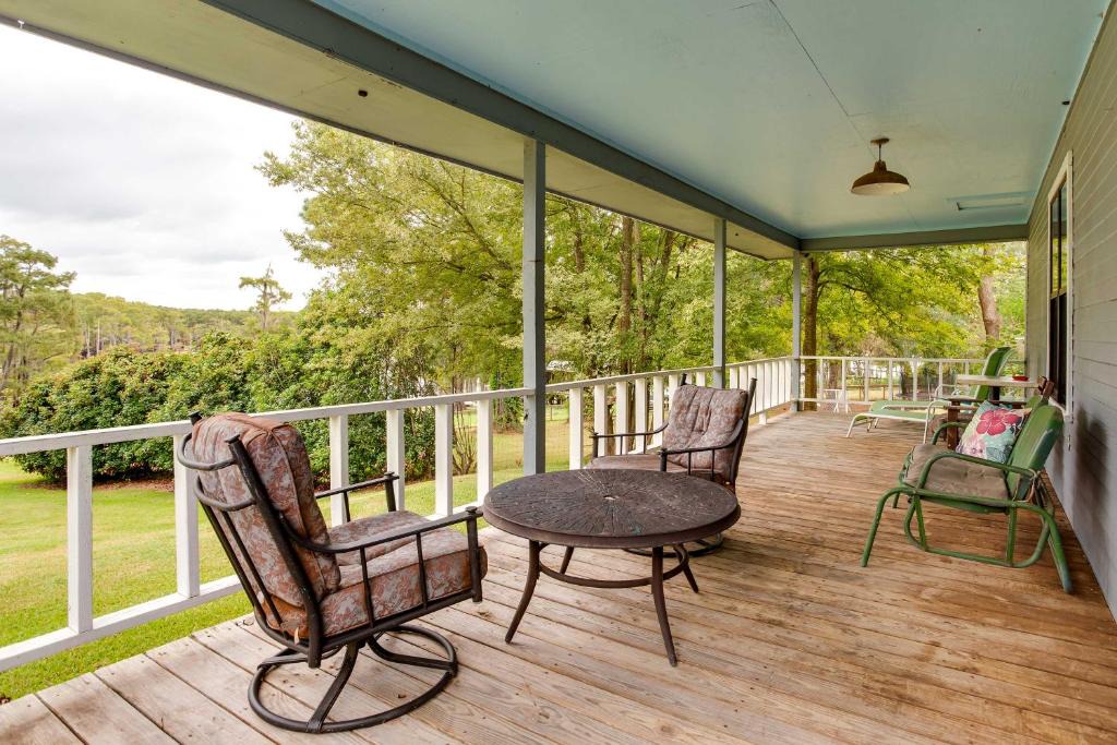 Doyline House | Doyline Cottage w/Large Porch & Lake Access!