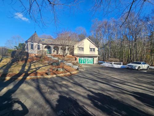 Dracut House | Dracut Executive Rooms with Kitchen & Bath, Parking, Spacious & Comfortable
