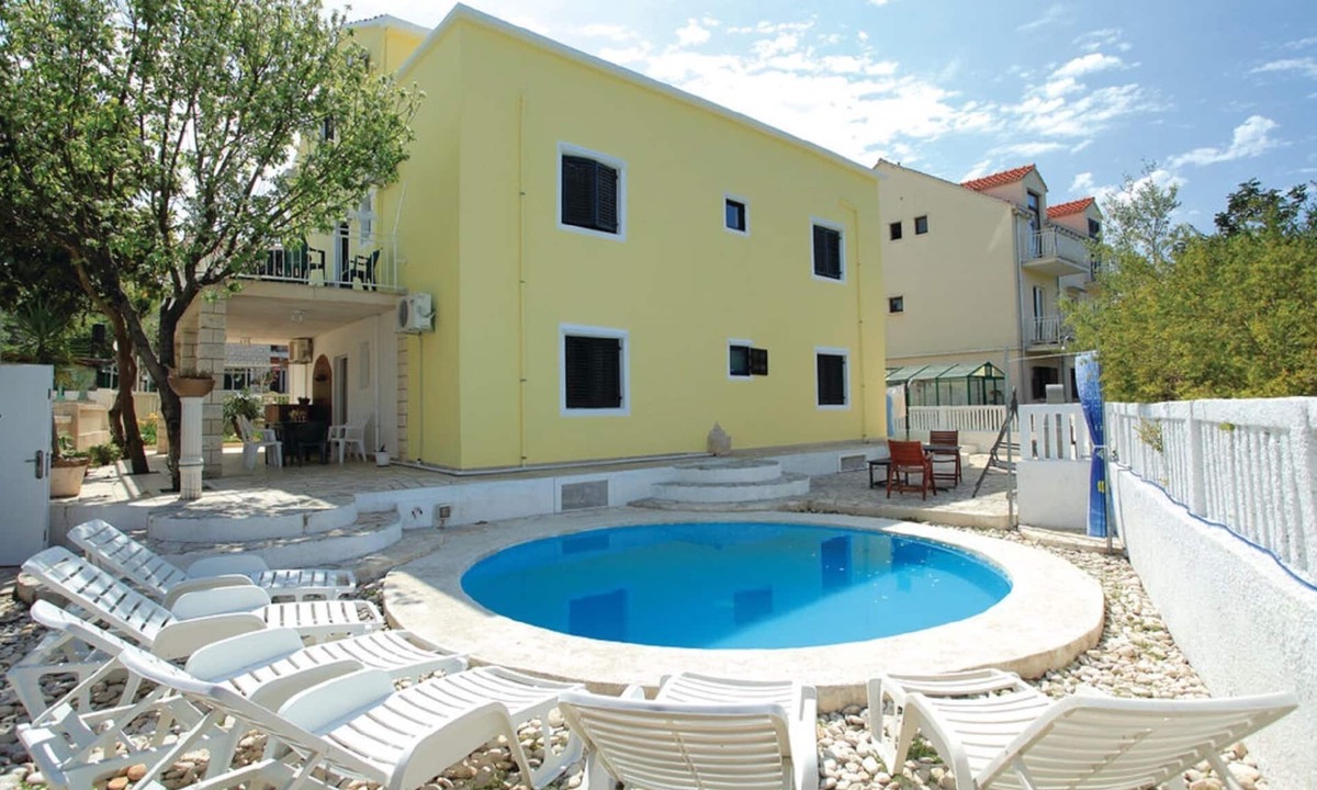 Cove Tri Zala (Zrnovo) Hostel | Dragan's Den - Double Room with Private Bathroom No 5