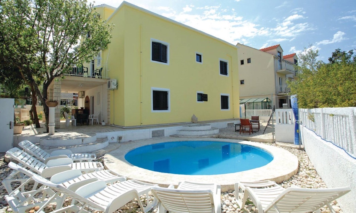 Cove Tri Zala (Zrnovo) Hostel | Dragan's Den - Double Room with Shared Toilet