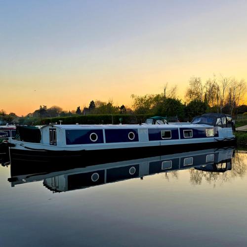 Stone Boat Rental | Dragonfly at Aston Marina