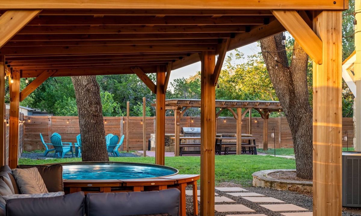 Lodge Acres House | Dragonfly Escape: Pool, FirePit, Games | Sleeps20