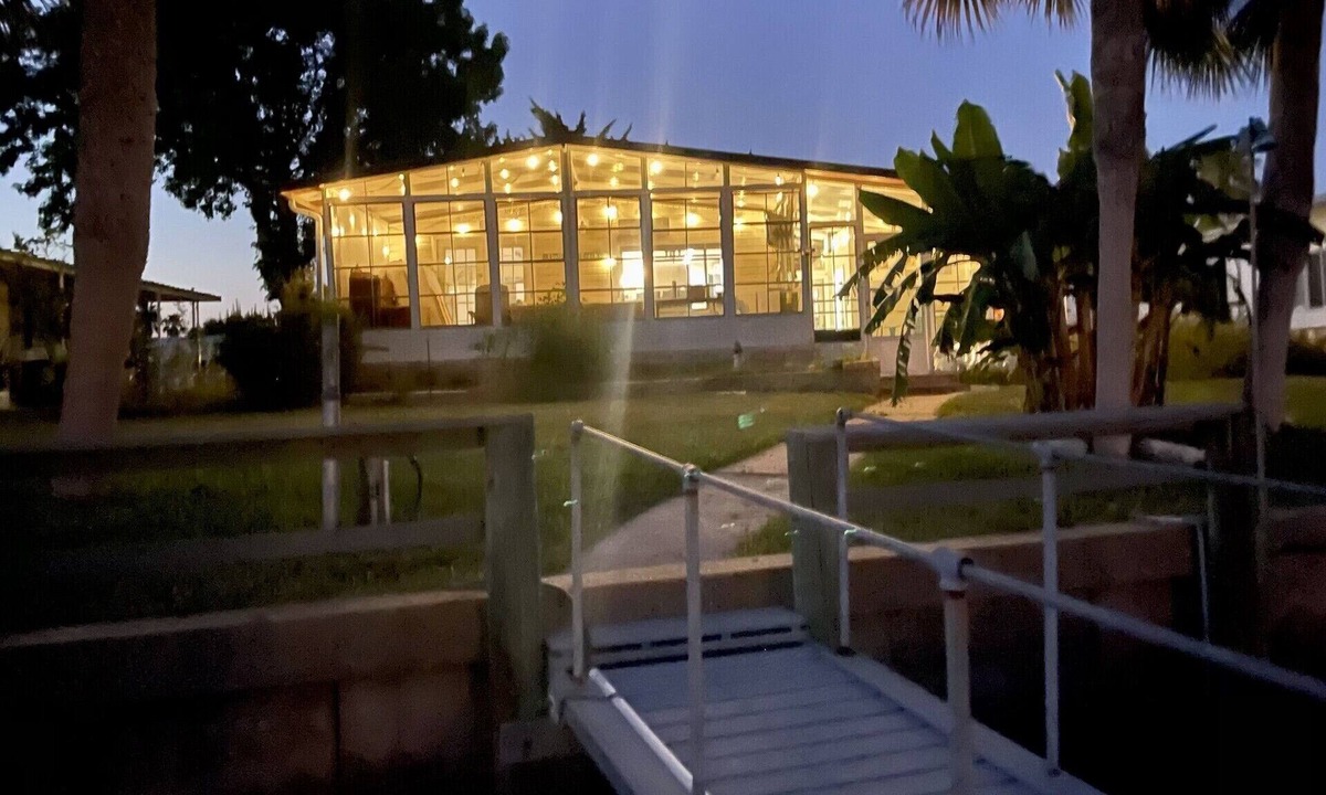 Crawfordville House | Dragonfly on the Canal