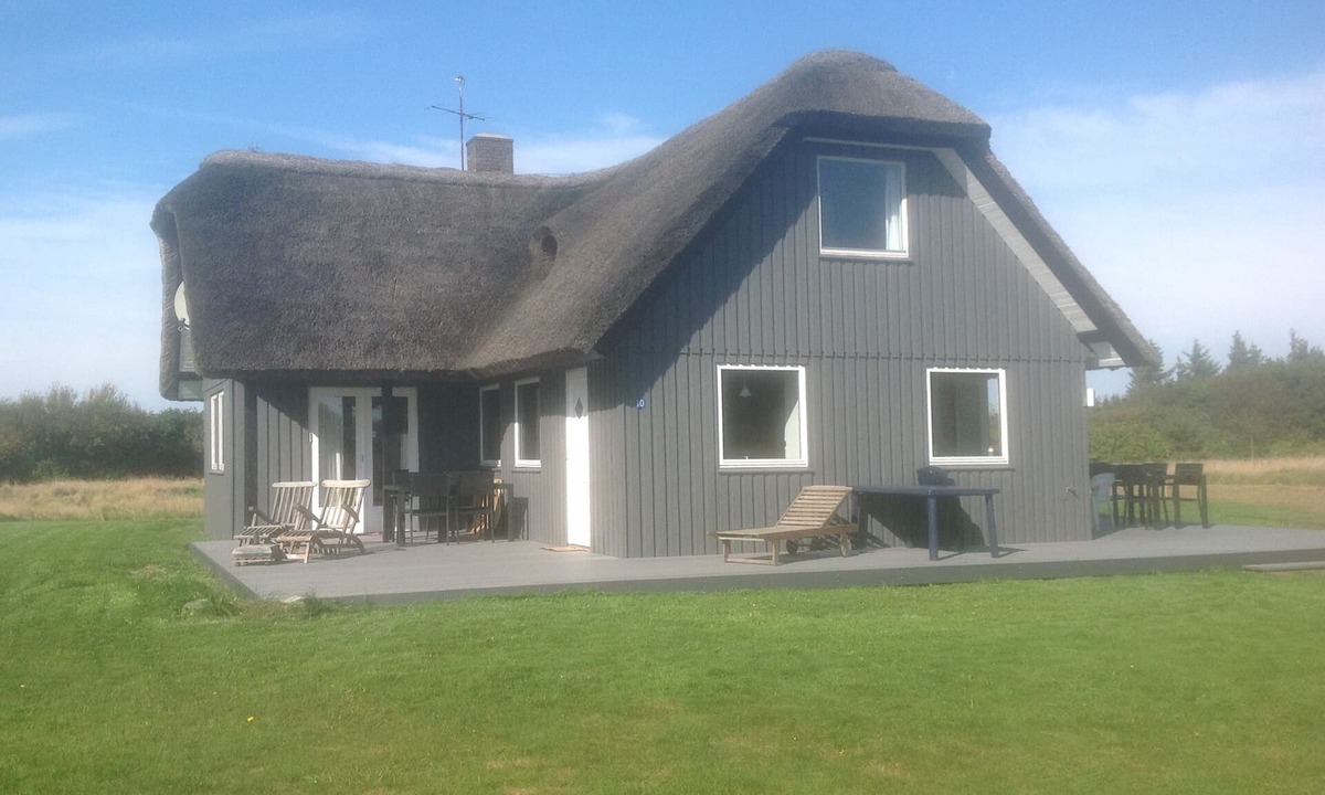 Nykobing Mors House | Dragstrup Vig. 130 m2 wooden holiday cottage w/thatchroof. 100m. to the beach.