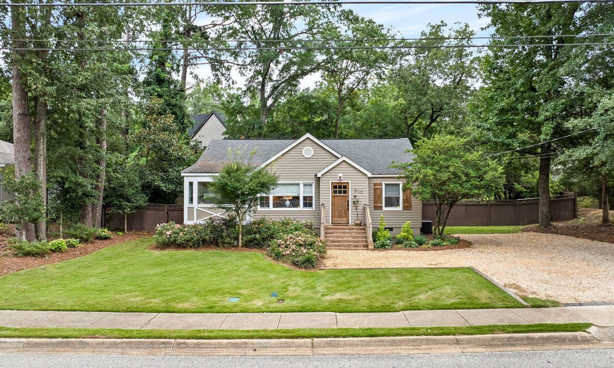 Auburn House | Drake Ave Dreamy Backyard!