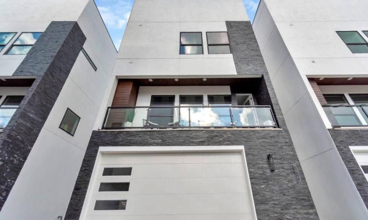 Columbus Apartment | Dre's Luxurious Townhome!