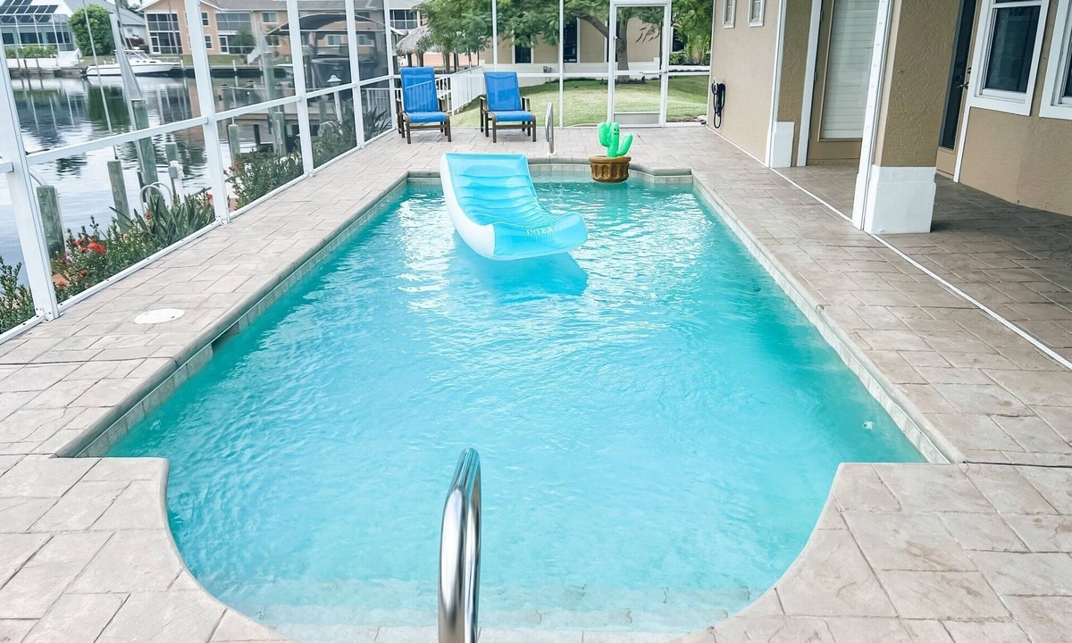 Pelican House | Dream catcher, where your dreams come true! Beachy waterfront Villa Heated pool
