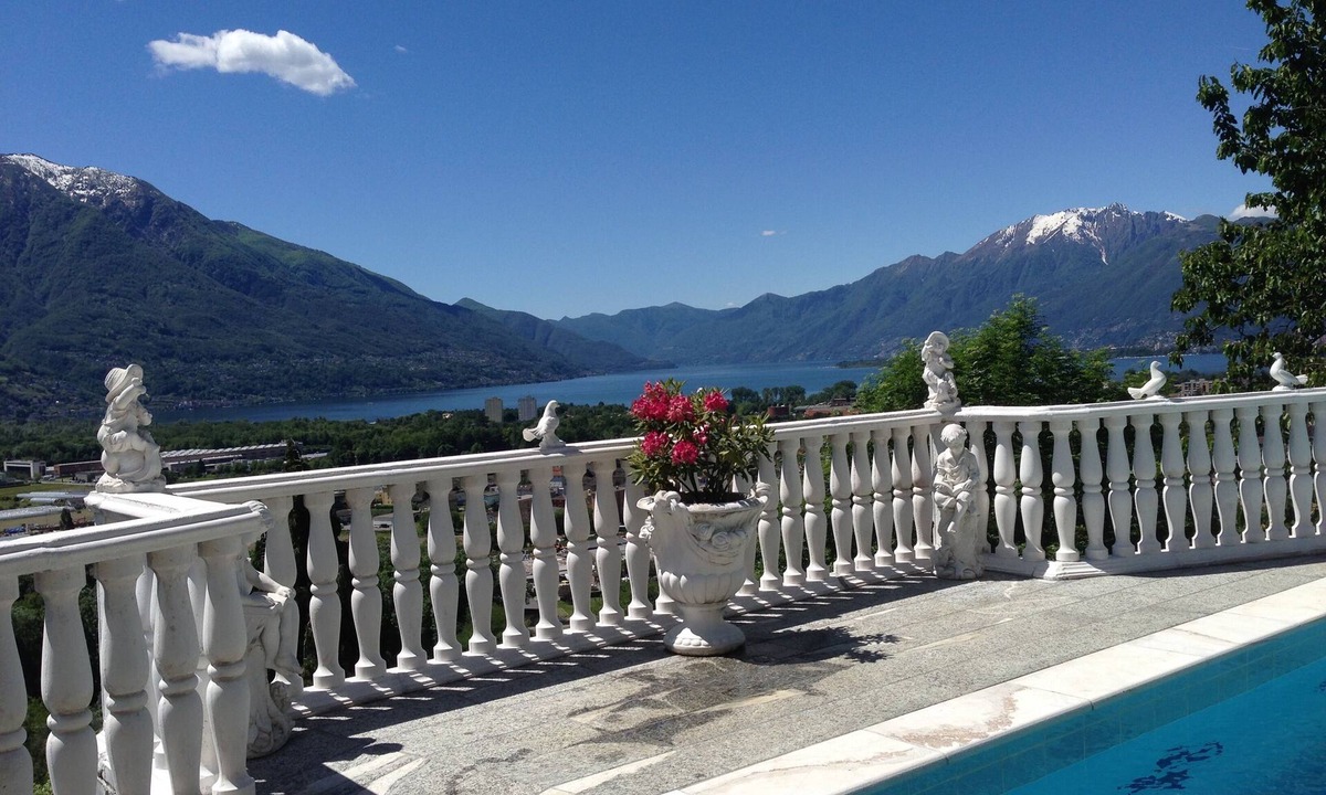 Gordola House | Dream holiday house with a fantastic view of Lake Maggiore and the swimming pool