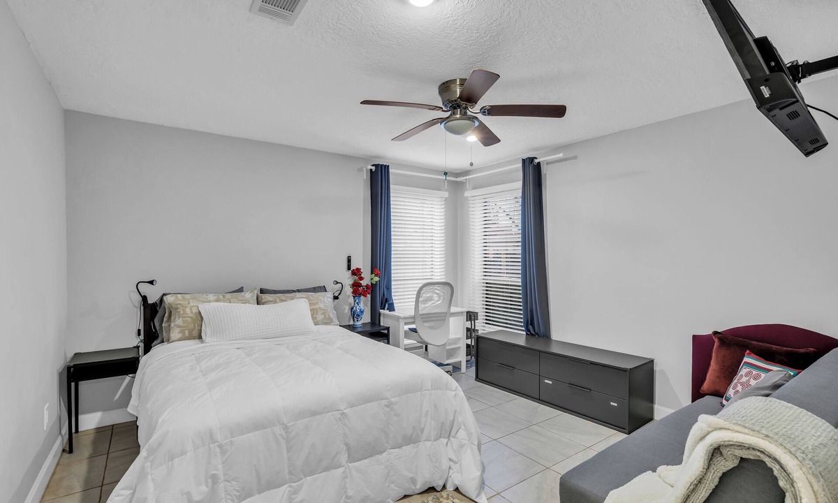 Addicks House | Dream Home! Bright & Spacious 2 Bedroom Bungalow-next to Park