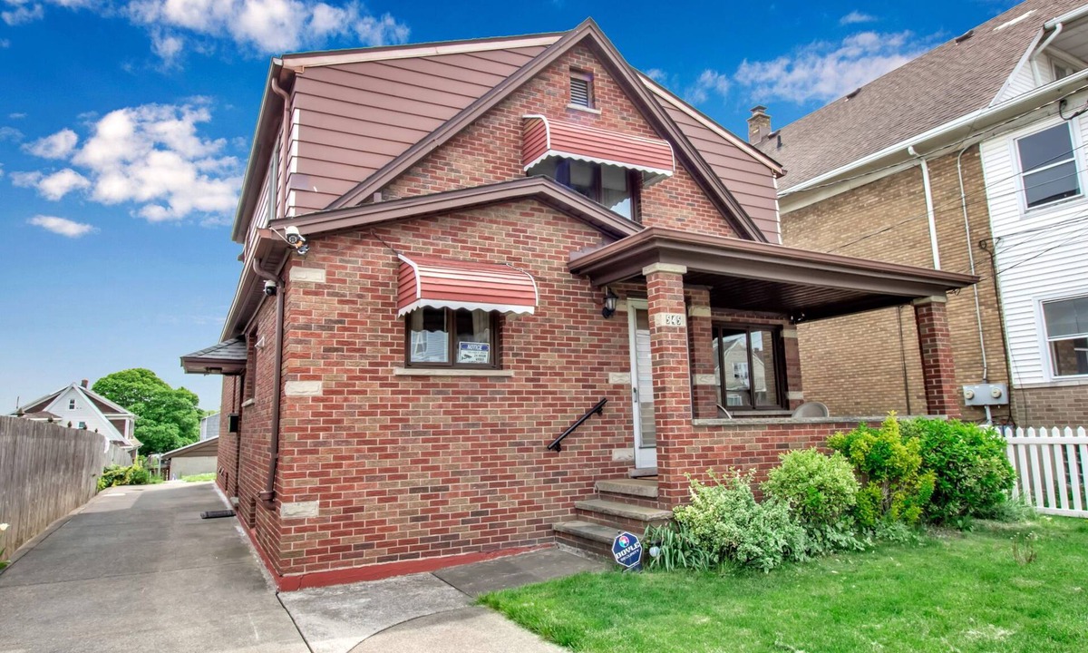 Niagara Falls House | Dream house which is near to beautiful niagara falls.