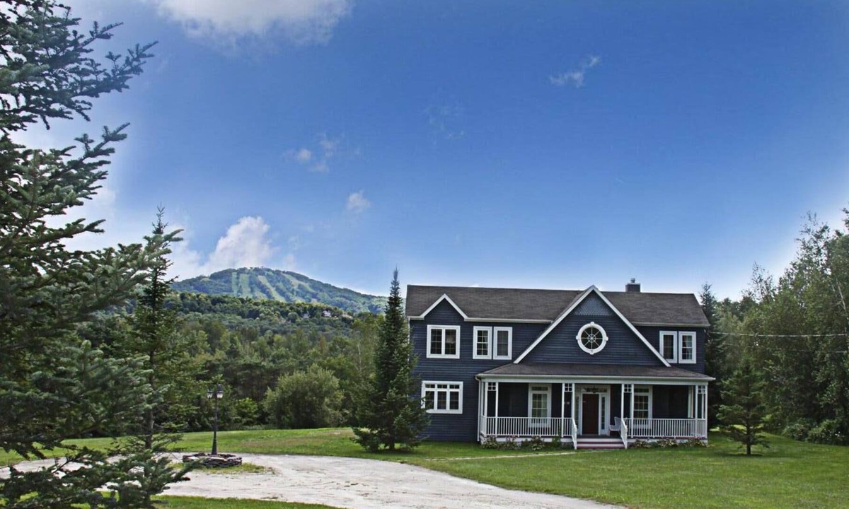 Bromont Cottage | Dream house with mountain view, hot tub and pool table