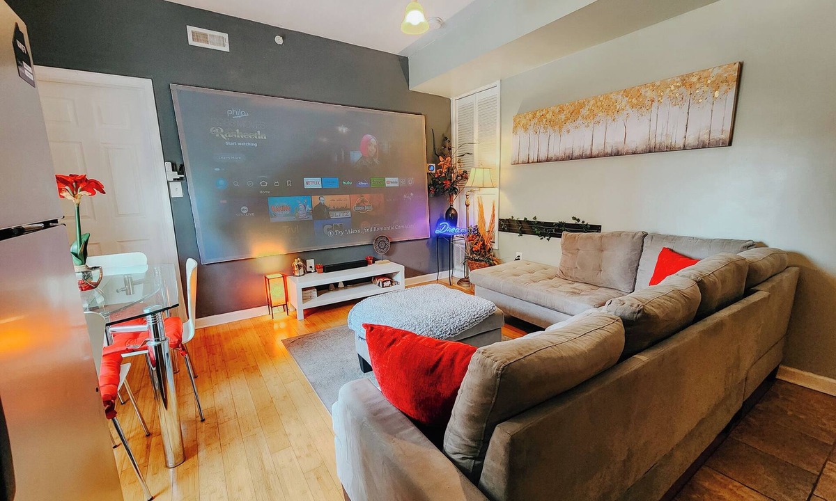 West Poplar Apartment | Dream/King Bed/120" Projector/Canopy Bed