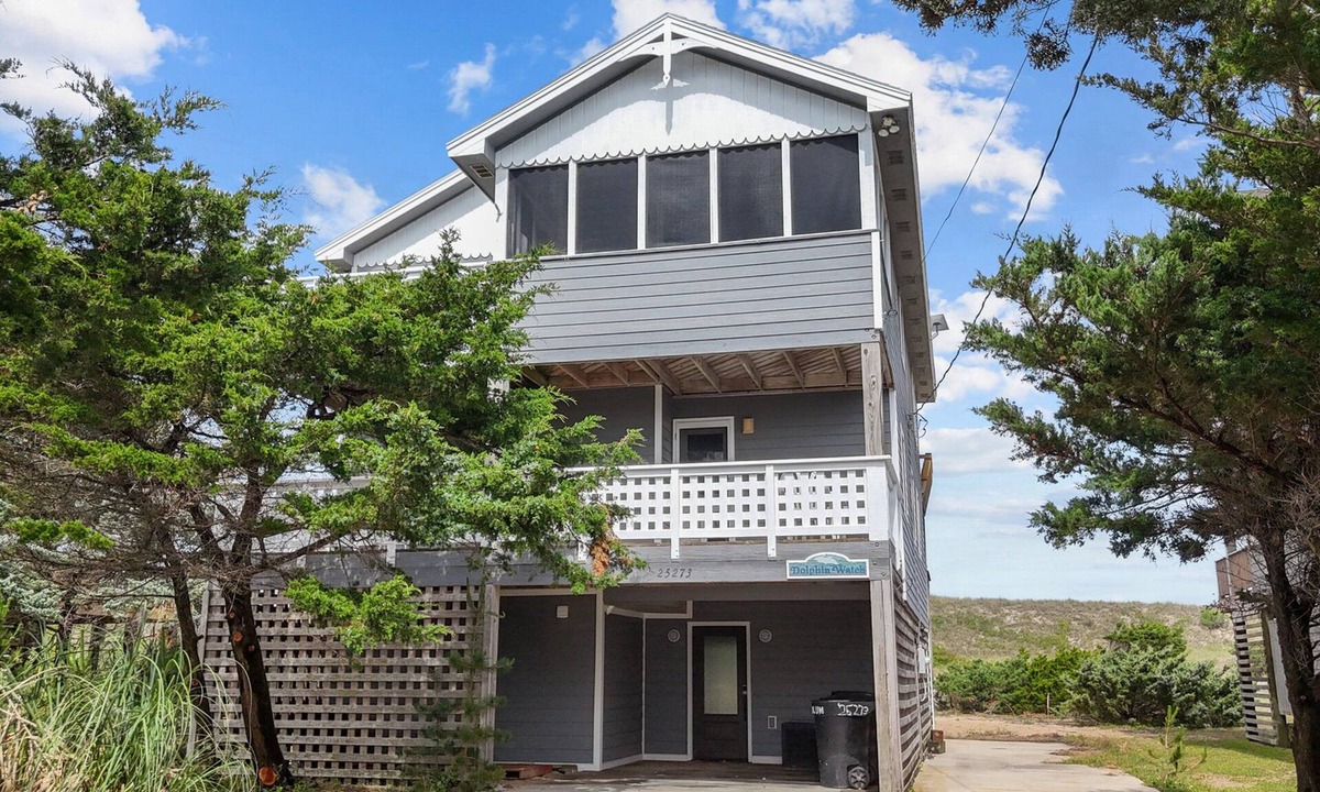 Waves House | Dream Oceanfront Getaway with Private Hot Tub, Full Kitchen, and WIFI | 5BR