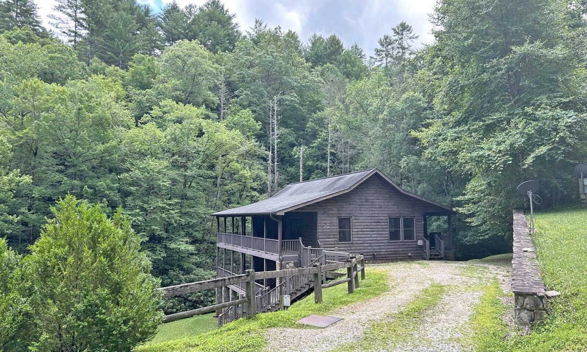 Almond Cabin | Dream on a Stream Log Cabin Lodge That Has It All!