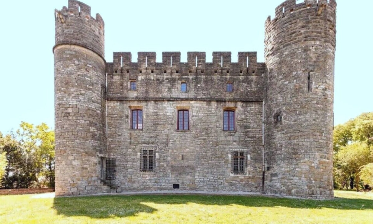 Castelnau-Valence House | Dream stay in a twelfth-century castle