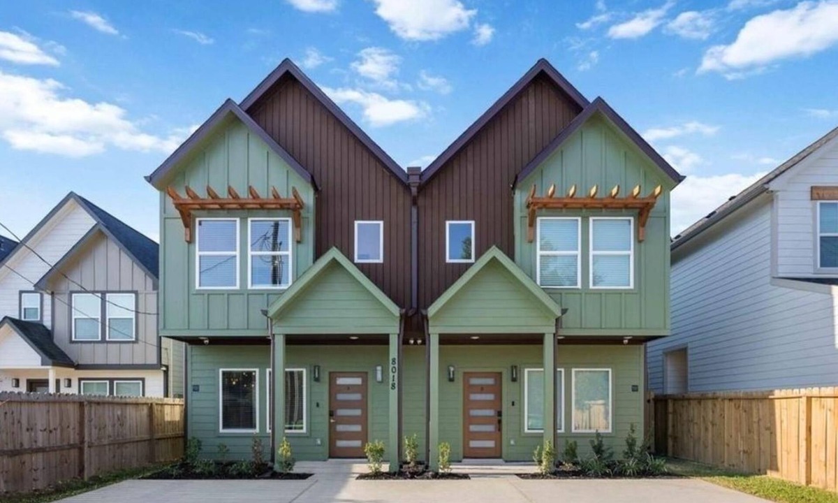 Northeast Houston House | Dream Stay, Modern Luxury, LED Stairs Stylish Design & Prime Location