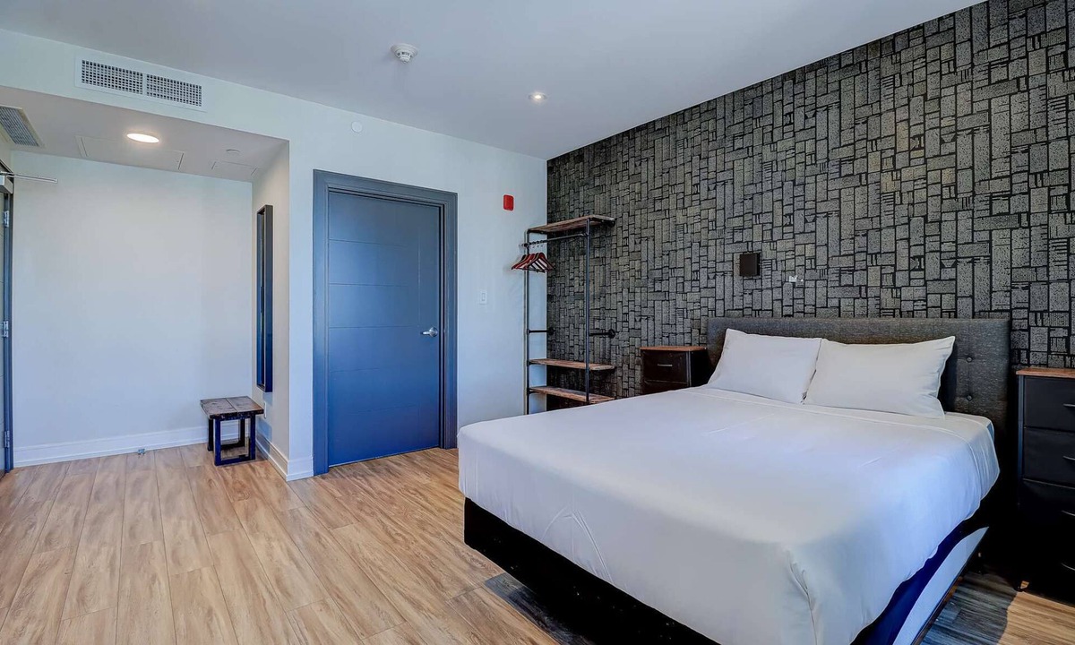 Northeast Mississauga Hotel | Dream Suites - Deluxe Queen Suite