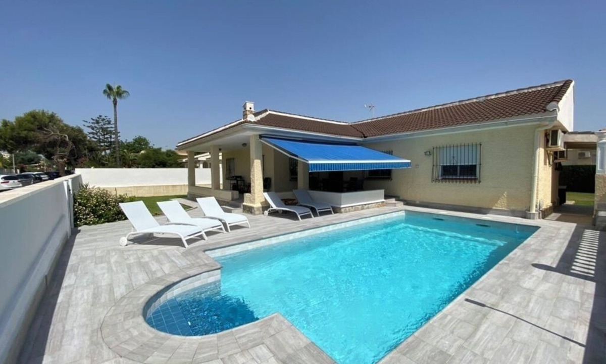 La Zenia Villa | Dream villa with private pool, 50m away. from the beach