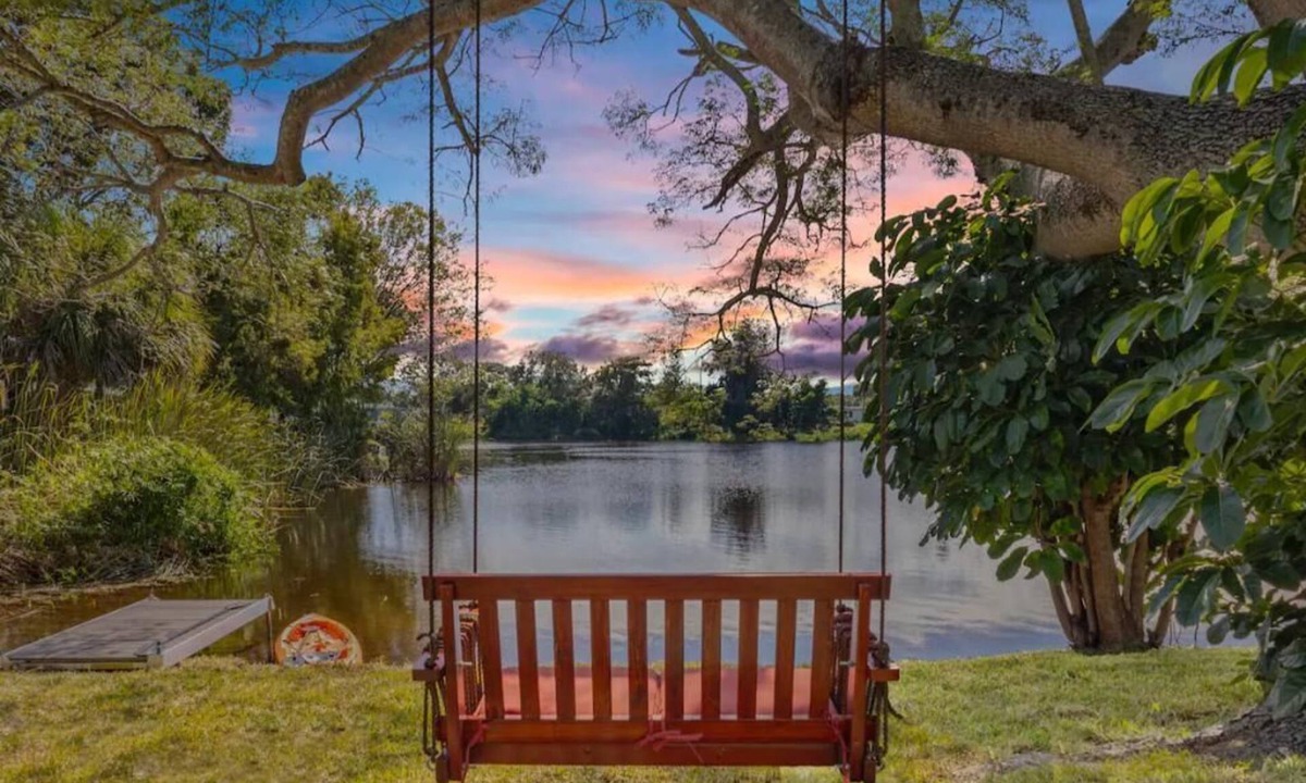 Tropic House | Dreamful Lake House. Amazing Waterfront delight.